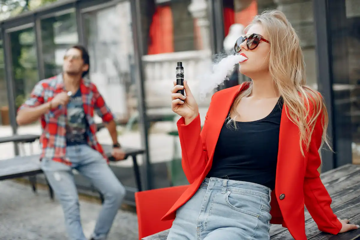 ragazza bionda sdraiata fumando