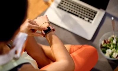 ragazza che fa digiuno controlla calorie