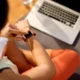 ragazza che fa digiuno controlla calorie