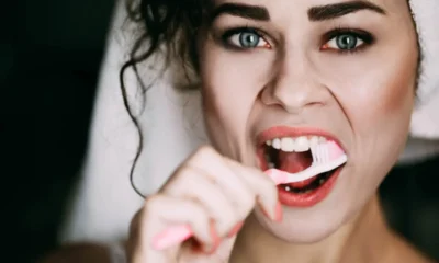 ragazza che si lava i denti allo specchio