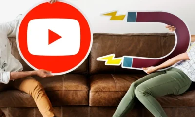 ragazza con cartone calamita attira logo youtube