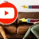 ragazza con cartone calamita attira logo youtube