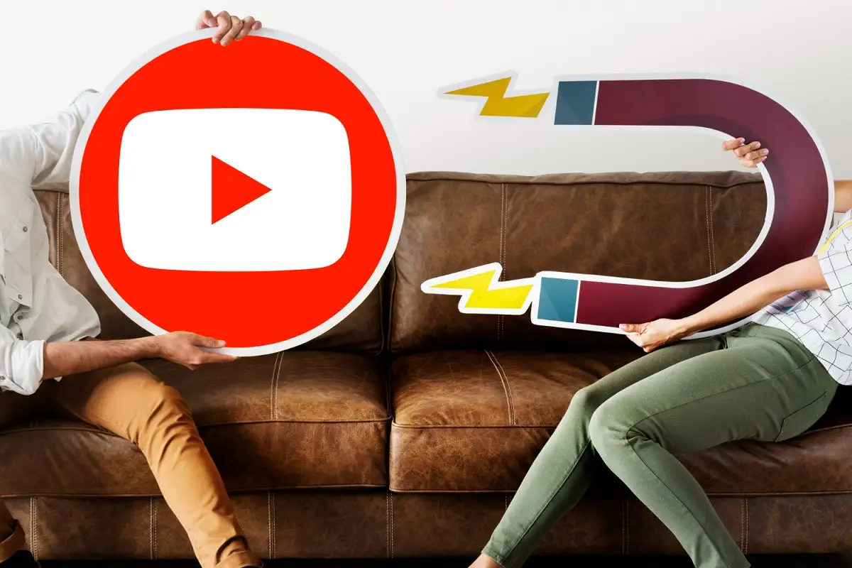 ragazza con cartone calamita attira logo youtube