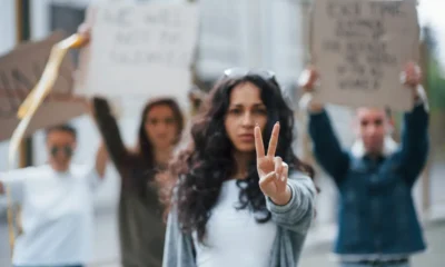 ragazza israeliana durante sciopero generale
