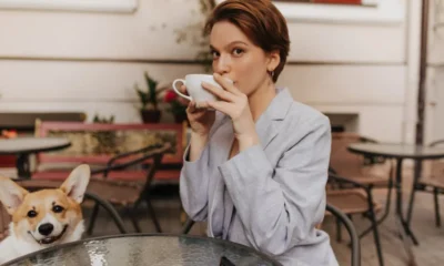 ragazza seduta in vestaglia beve ceffe