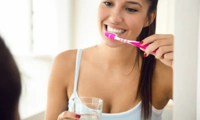 ragazza si lava i denti nel suo bagno