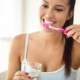 ragazza si lava i denti nel suo bagno