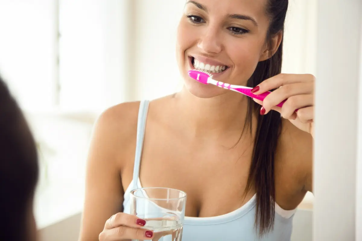 ragazza si lava i denti nel suo bagno