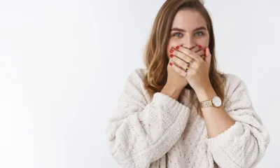 ragazza si tappa bocca perche ha il singhiozzo