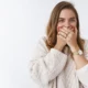 ragazza si tappa bocca perche ha il singhiozzo