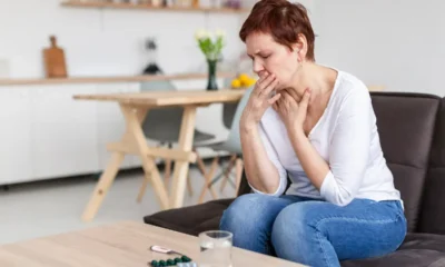 signora con mal di gola prende medicine