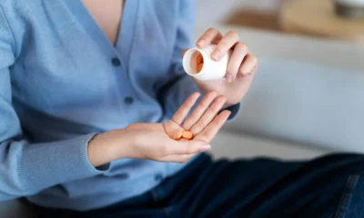 signora seduta mentre prende Nicetile 500 mg