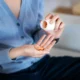 signora seduta mentre prende Nicetile 500 mg