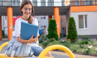 studentessa delle media mentre legge un quaderno