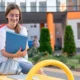 studentessa delle media mentre legge un quaderno