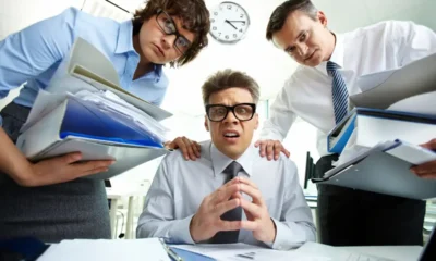 tre lavoratori stressati in ufficio per la tredicesima
