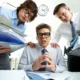 tre lavoratori stressati in ufficio per la tredicesima
