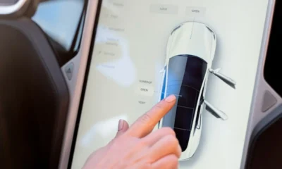 un auto tesla interiormente con schermo tattile