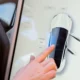 un auto tesla interiormente con schermo tattile