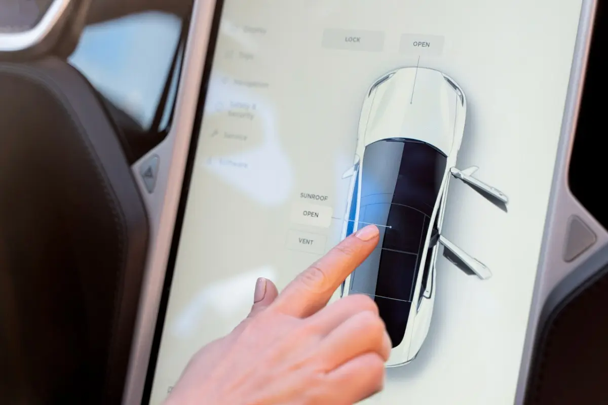 un auto tesla interiormente con schermo tattile