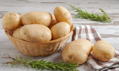 un cesto con delle patate fresche