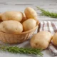un cesto con delle patate fresche