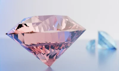 un diamante rosa davanti a uno azzurro