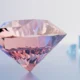 un diamante rosa davanti a uno azzurro