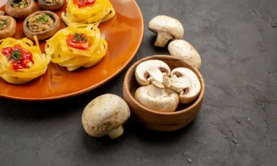 un piatto caldo a base di funghi bianchi