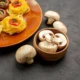 un piatto caldo a base di funghi bianchi