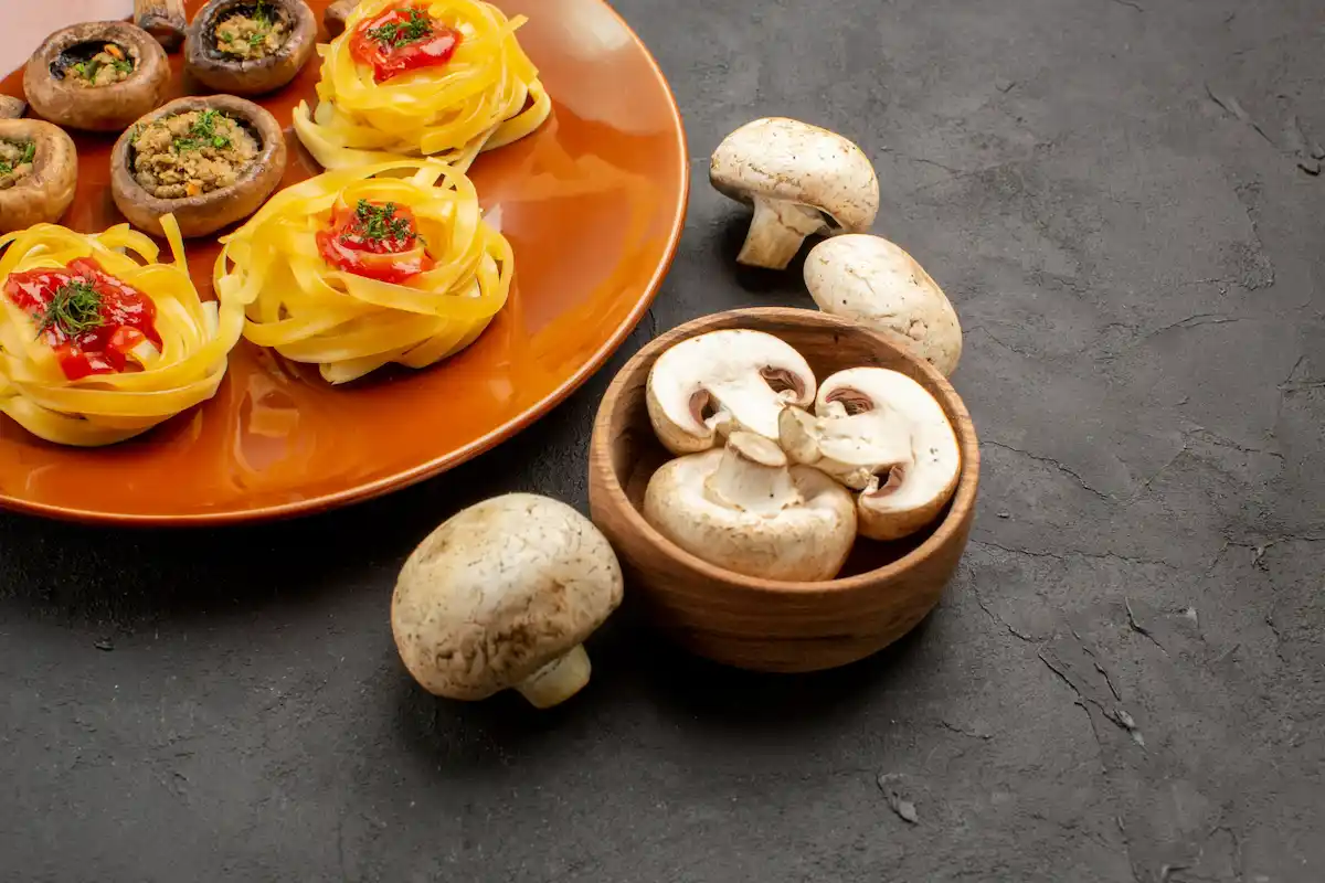 un piatto caldo a base di funghi bianchi
