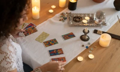 una cartomante prepara un rito nel suo studio