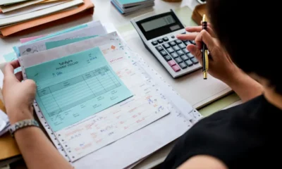 una contribuente mentre calcola il suo irpef