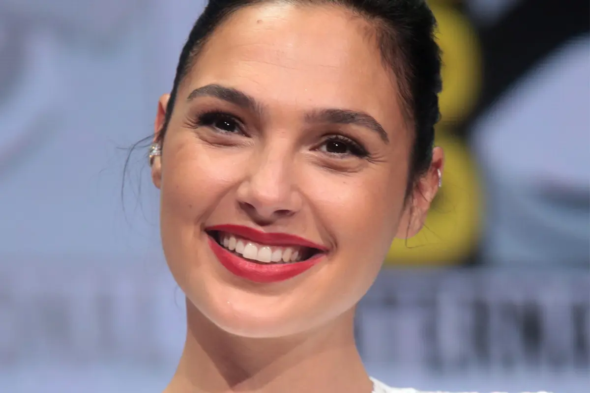 una foto di Gal Gadot sorridente