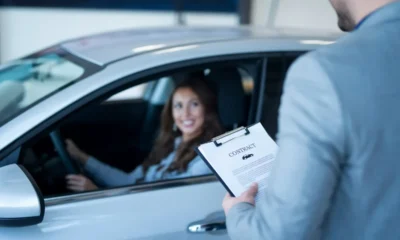 una guidatrice mentre rinnova la patente in auto