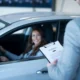 una guidatrice mentre rinnova la patente in auto