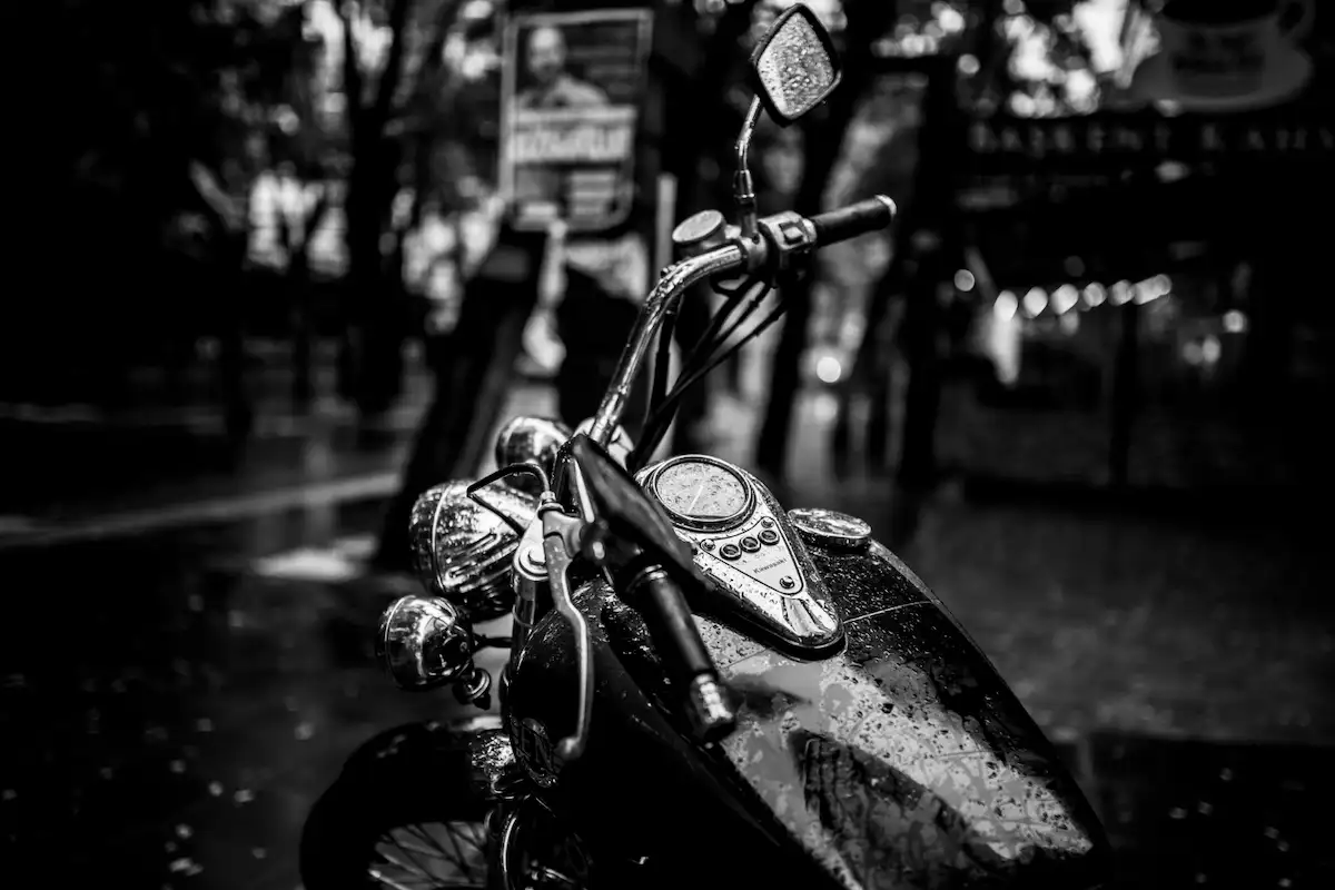 una moto customo sotto la pioggia