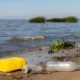 una spiaggia piena di sporcizia plastica
