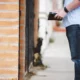 uomo con libro fermo davanti a un muro
