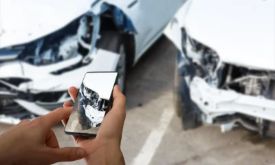 uomo fotografa incidente auto a portici