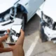 uomo fotografa incidente auto a portici