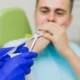 uomo non vuole togliere un dente del giudizio