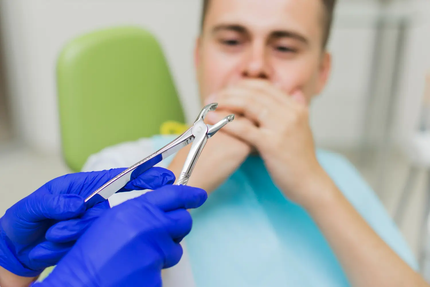 uomo non vuole togliere un dente del giudizio