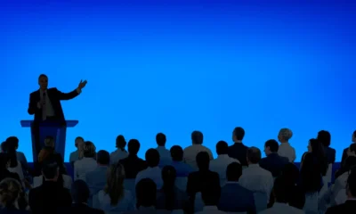 uomo parla a una platea in un meeting