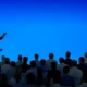 uomo parla a una platea in un meeting