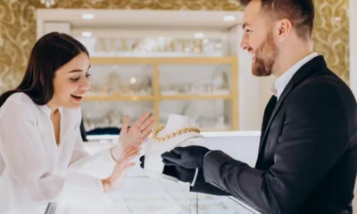 uomo vende collana di oro a ragazzina