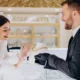 uomo vende collana di oro a ragazzina