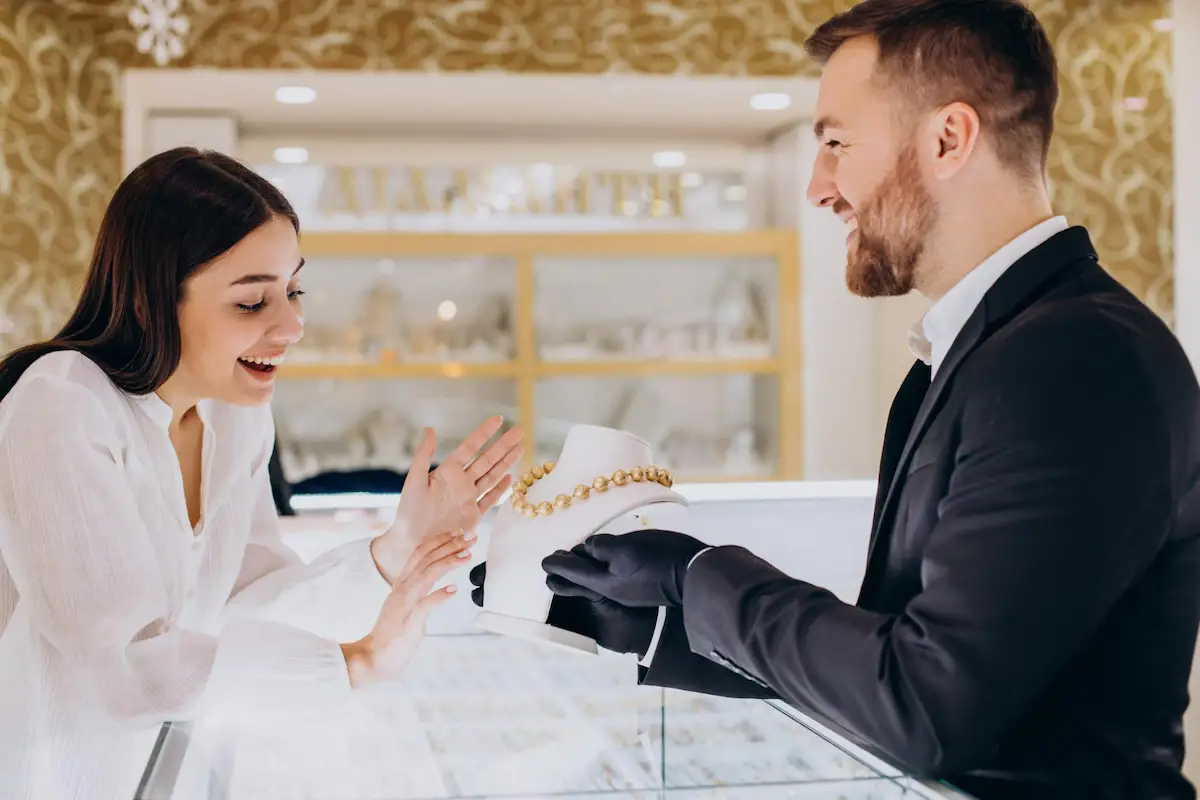 uomo vende collana di oro a ragazzina