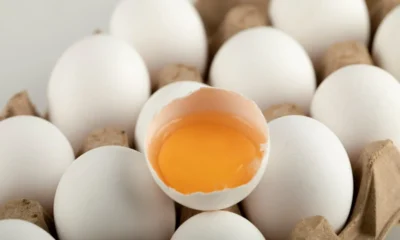 uovo rotto su altre uova bianche
