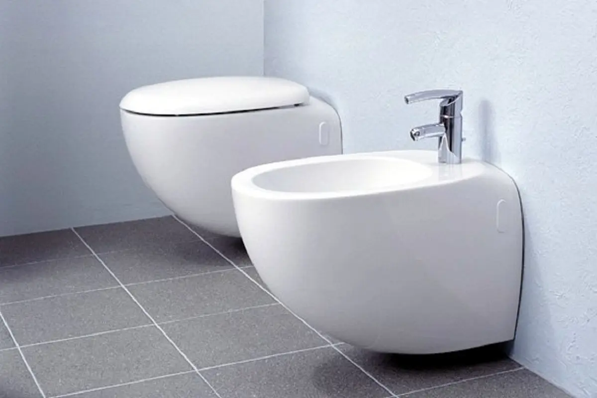 wc e bidet bianchi in un bagno